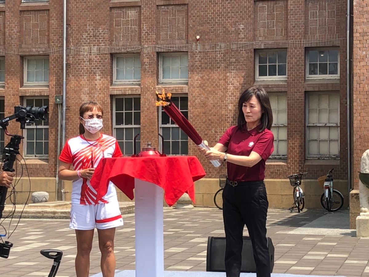 ▲成功大學校長蘇慧貞(右)與超馬女王、同時也是成大校友王雅芬(左)一同點燃母火座（圖／記者林怡孜攝，2021,04,19）