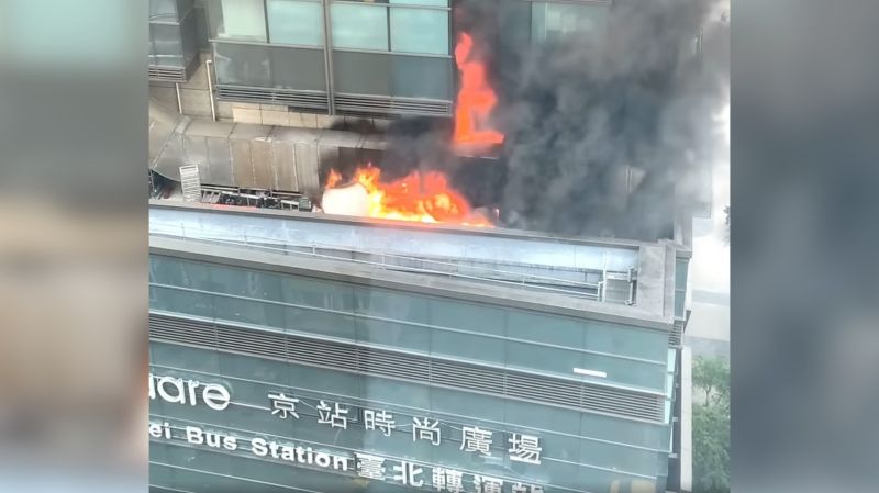 ▲台北市京站大樓失火,台北市警消前往救援中。(圖/讀者提供)