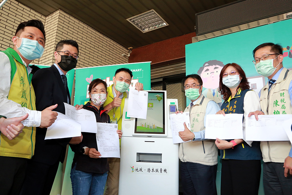 ▲黃偉哲與地方民代共同體驗智慧地政謄本販賣機（圖／記者林怡孜攝，2021,04,19）