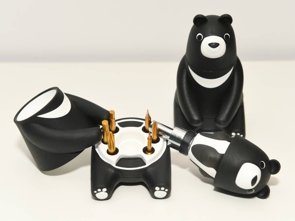 ▲中鋼公司使用矽合金工具鋼，以及鉻釩鋼料，來製作熊愛台灣棘輪起子工具組，外觀採用可愛的黑熊造型設計，做為110年股東會紀念品，以支持國內產業供應鏈。(圖／記者黃守作攝，2021.04.19)