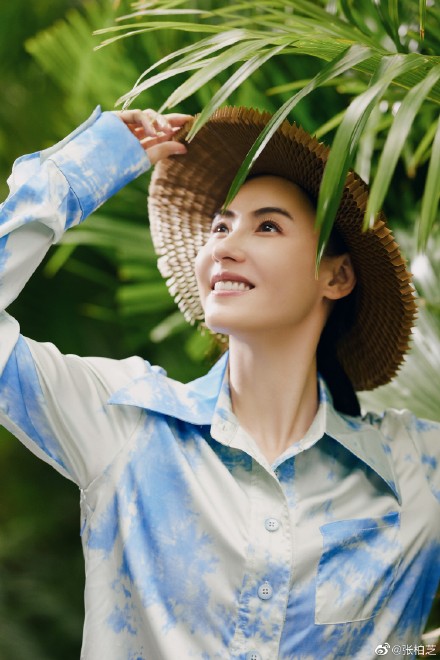 ▲張柏芝在微博分享近況,曝光自己復刻「任何天氣」的寫真照片。(圖/張柏芝微博)