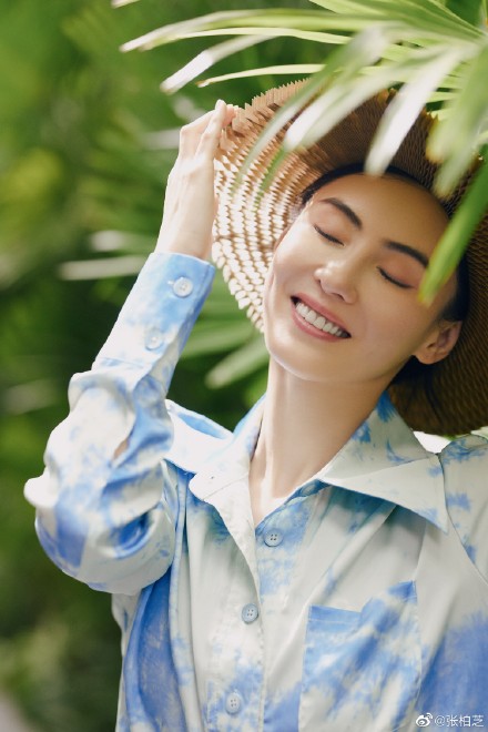 ▲張柏芝在微博分享近況,曝光自己復刻「任何天氣」的寫真照片。(圖/張柏芝微博)