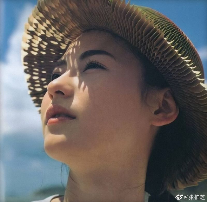 ▲張柏芝19歲時的「任何天氣」專輯寫真照片,被網友翻出來,比較之下現在與過去都沒有在外貌上沒有差別。(圖/張柏芝微博)