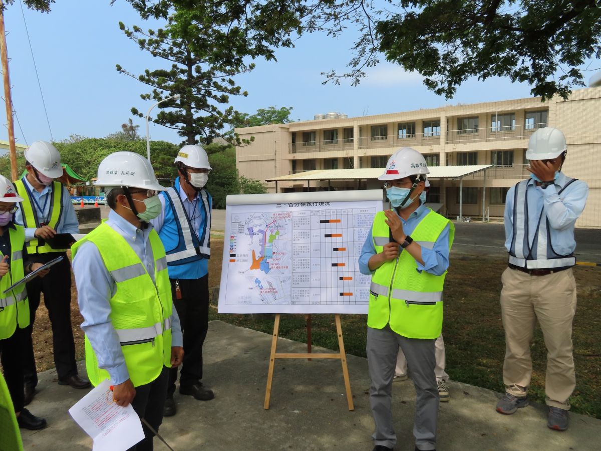 ▲高雄市副市長林欽榮今天前往視察工程進度，指示水利局委辦工程如期如質零災害，將基地污水全數納管。(圖／高市府水利局提供)