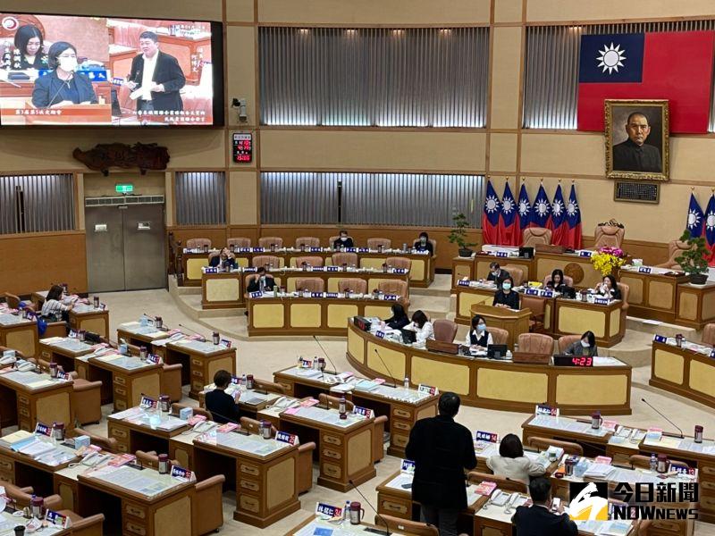 ▲新北市議員何博文要求衛生局長陳潤秋應盡力宣傳疫苗,否則「抨擊中央疫苗給不夠」,恐怕只是市府的政治口水。(圖/記者陳志仁攝,2021.04.19)