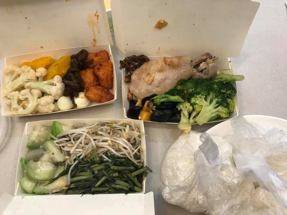 ▲有住在新北汐止的網友，到當地一間自助餐買了「9樣菜加3白飯」，卻被收了515元，忍不住上網抱怨。（圖／翻攝汐止集團）