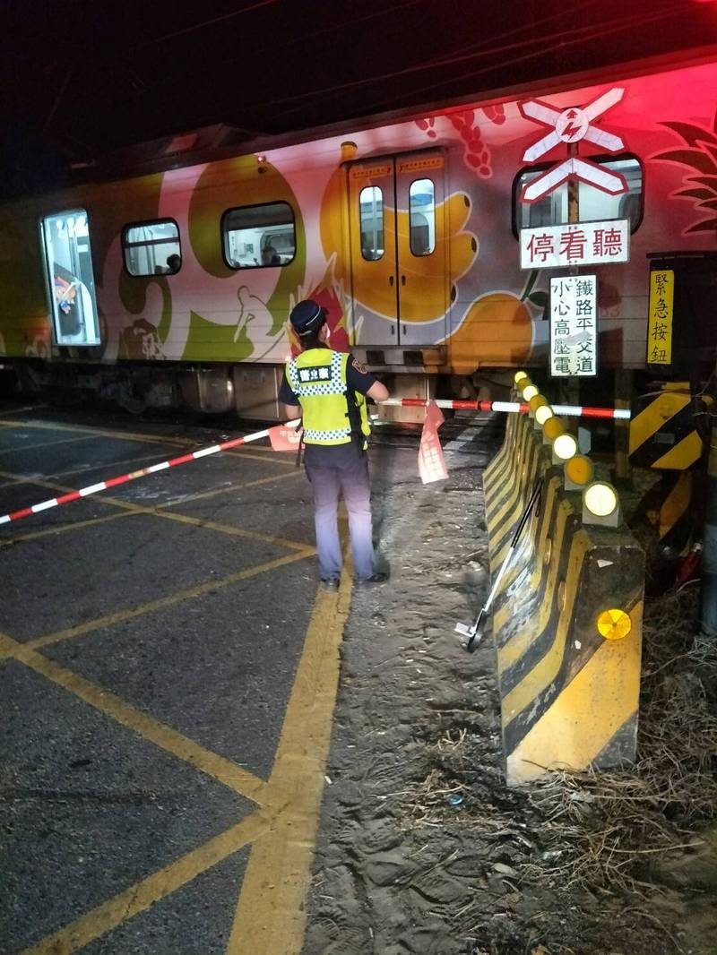 ▲台鐵電聯車行經嘉義縣水上鄉溪洲平交道時，與闖越平交道轎車相撞。（圖/新頭殼）