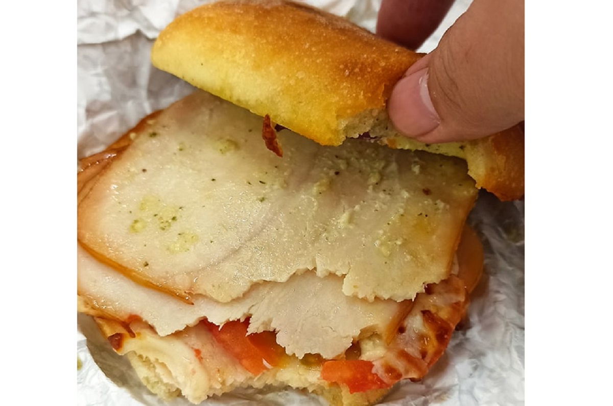 ▲一名網友認為，好市多的雞肉青醬三明治口感太硬，他便請益大家「重新賦予生命的好方法？」釣出老饕分享「DIY神吃法」。（圖／翻攝自臉書社團「Costco 好市多商品經驗老實說」）