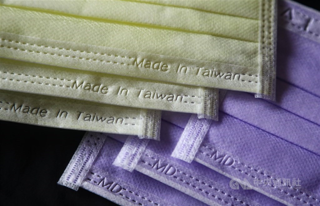 ▲檢調獲報，三軍總醫院黃姓醫務行政員等人，涉嫌勾結業者侵吞5萬多片無償發放給照服員的口罩，再以一片5元販售給照服員牟利。（圖/中央社）