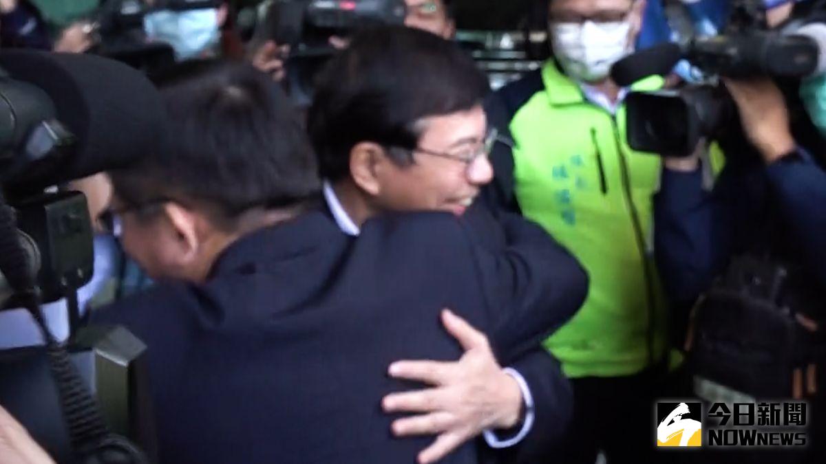 ▲交通部長王國材因太魯閣事故披掛上陣，改革台鐵自然是首要任務。圖為前交通部長林佳龍與王國材交接並相擁致意。（圖／NOWnews資料照）