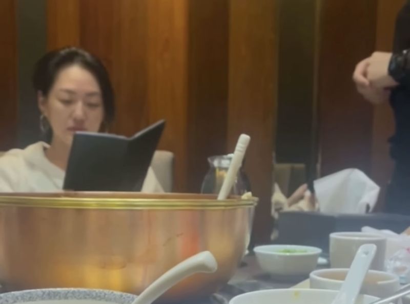 ▲小S在火鍋店點餐,不斷為難店員,但其實她是想宣導「不要當奧客」,要體諒各行各樣的辛苦。(圖/翻攝小S臉書)
