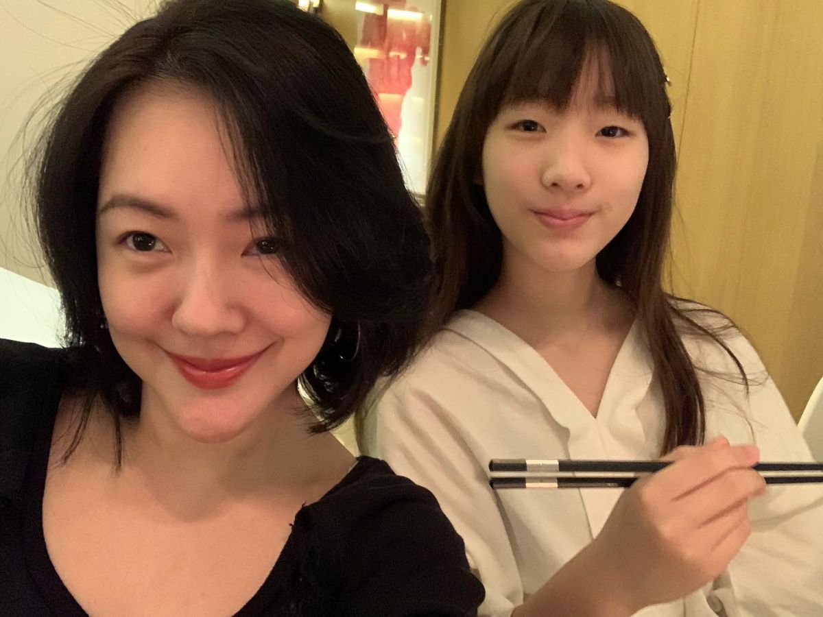 ▲小S大女兒許曦文（右）替魚丁糸拍MV，對此，網友也讚她「演技比媽媽自然」。（圖／翻攝Elly 許曦文臉書）