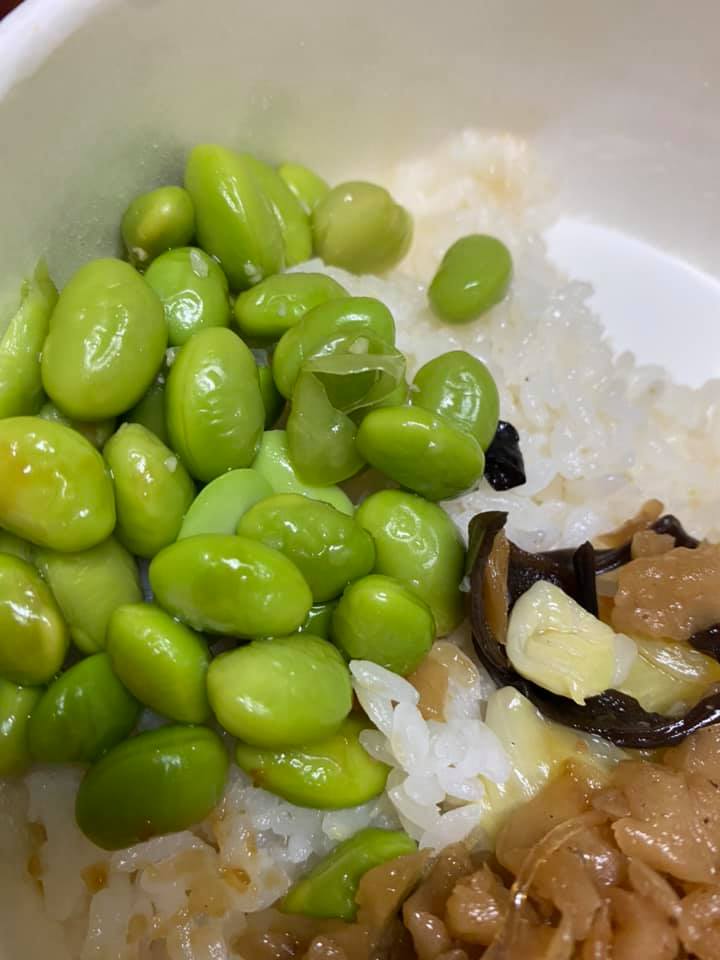 ▲原PO氣得貼出照片抱怨「為什麼便當要有這個豆~」(圖/翻攝爆廢1公社臉書)
