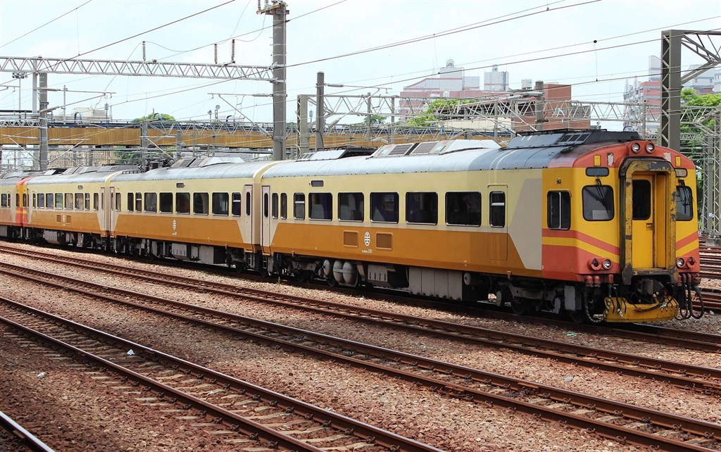 ▲強颱「璨樹」來勢洶洶，11日18時前台鐵調整部分班次。（圖取自維基共享資源；作者Rsa，CC BY-SA 3.0）