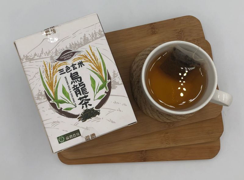▲三色玄米烏龍茶有炒過的米香味搭配濃厚烏龍茶香(圖/記者張振興攝,2021,04,20)