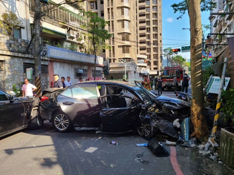 ▲犯嫌著急之下撞上新北市議員彭成龍的座車,又撞到路邊的路樹。(圖/新北市議員彭成龍提供)