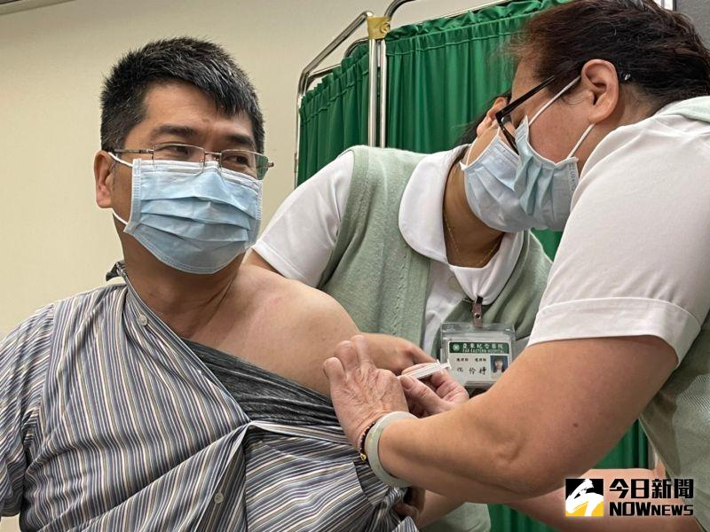 ▲亞東醫院第一位「搶頭香」自費施打的洪先生認為,感染的機會與打疫苗風險相比,兩相權衡之下,打完疫苗出國會比較放心。(圖/記者陳志仁攝,2021.04.21)
