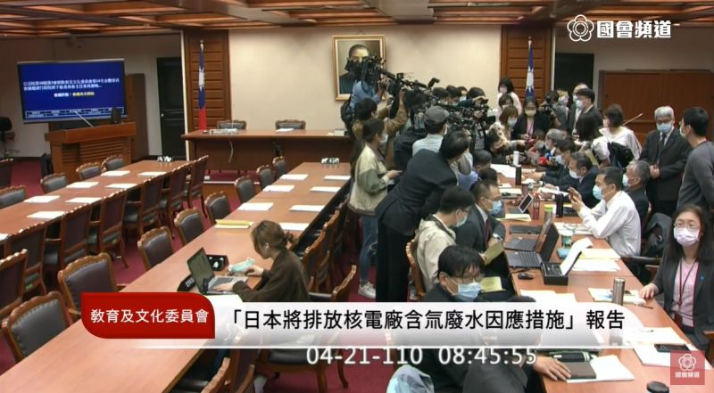 ▲原能會主委謝曉星21日赴教育文化委員會專案報告並備質詢,媒體以日方稱「核廢水稀釋後可飲用」來問他,謝反問「是你你喝嗎?」(圖/翻攝國會直播)