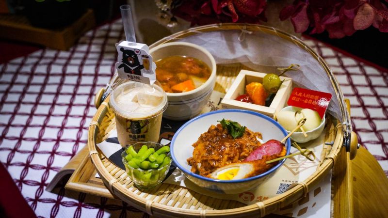 ▲台灣觀光代言人喔熊組長推出限定「滷肉飯」與「珍珠奶茶」雙霸套餐(圖/參山處提供2021.4.21)