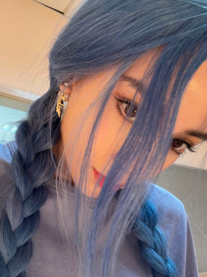 ▲Angelababy分享自己的藍髮新造型，超空靈外貌引起大批網友的討論。（圖／Angelababy微博）