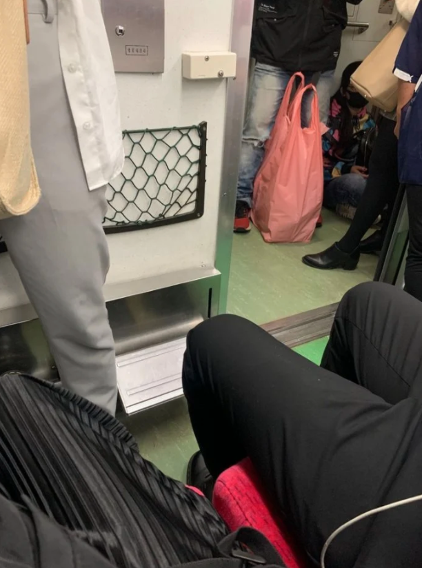 ▲一名女網友日前搭自強號時,竟然遇到一個乘客站在她的「位置內」。(圖/翻攝自《Dcard》)
