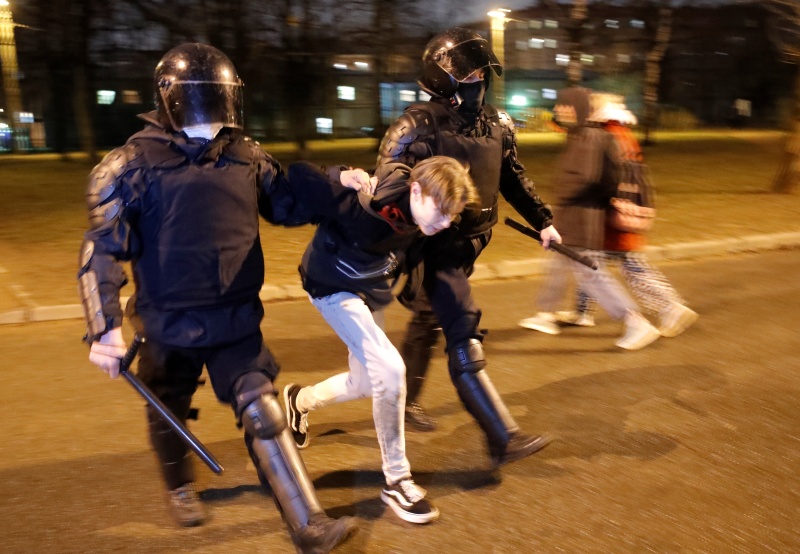 ▲獨立監督團體OVD-Info表示，俄羅斯警方21日一共在全國60座城市，逮捕413名聲援異議領袖納瓦尼的抗議人士。（圖／美聯社／達志影像）