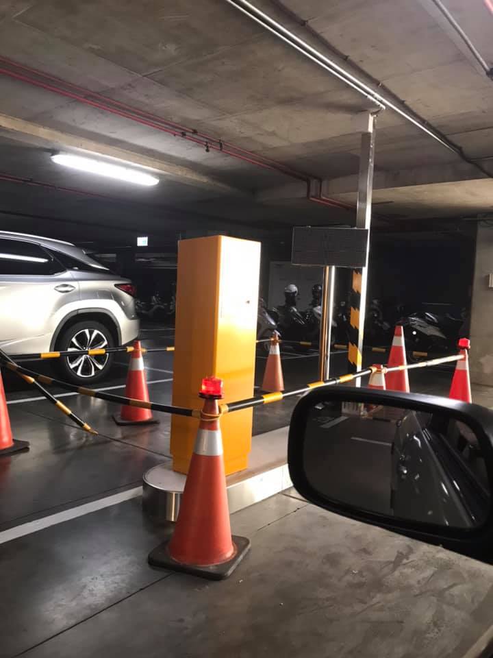 ▲原PO到新竹好市多賣場停車場準備停車時,發現要開始收費了。(圖/翻攝自《Costco好市多商品經驗老實說》)