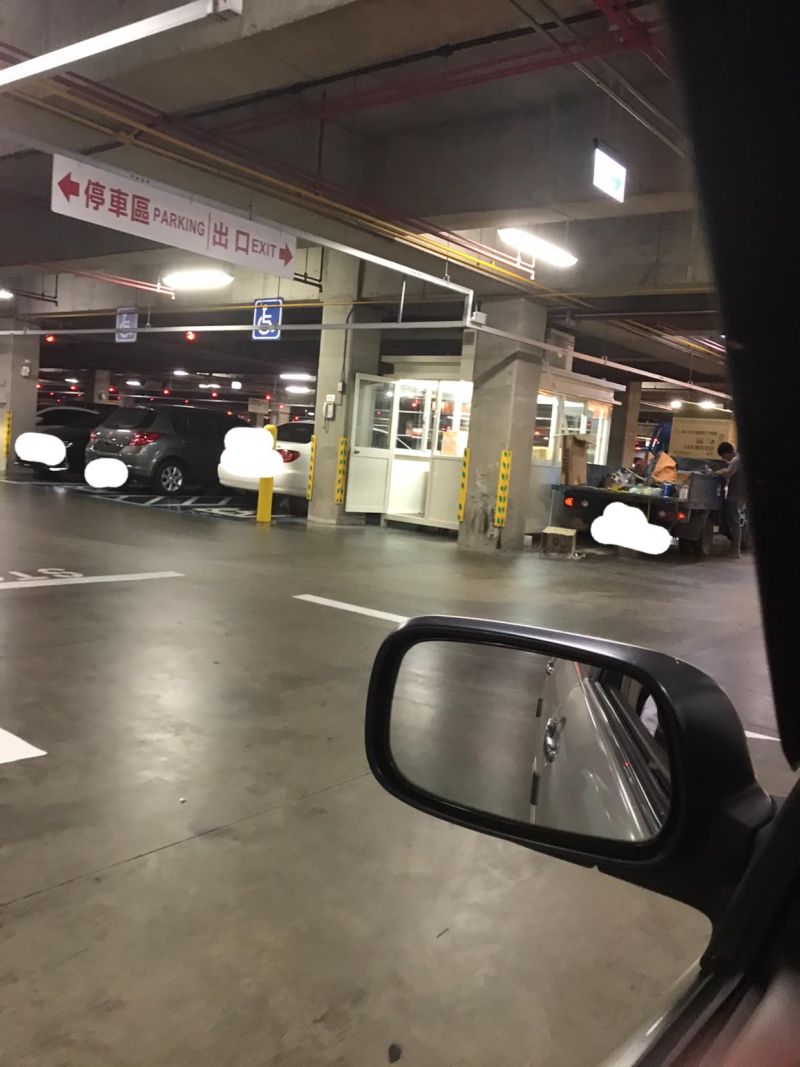 ▲原PO到新竹好市多賣場停車場準備停車時,發現要開始收費了。(圖/翻攝自《Costco好市多商品經驗老實說》)