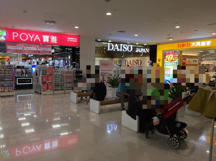 ▲購物中心店外休息區畫面曝光,讓網友全笑翻。(圖/翻攝自《路上觀察學院》)