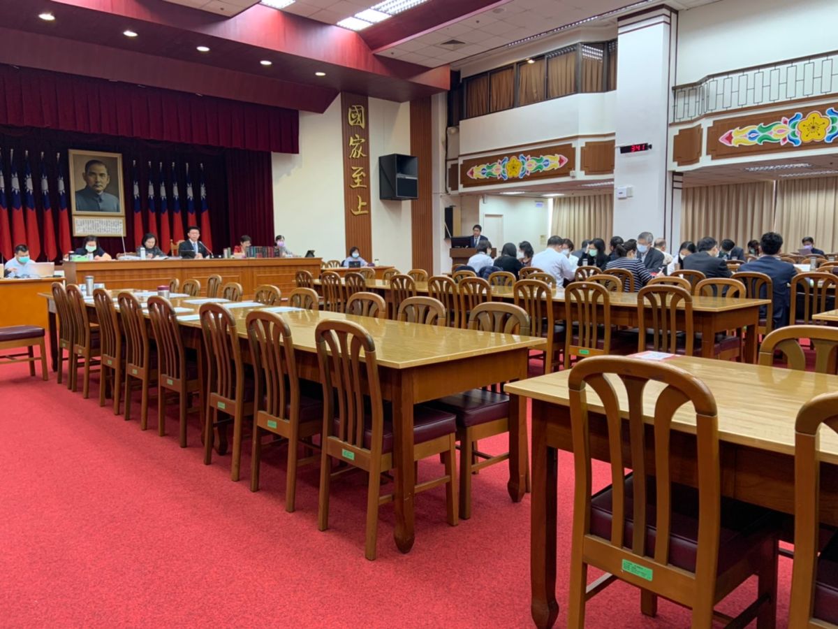 ▲新冠肺炎疫情嚴峻，立法院部分委員會仍照開，造成官員、立委、媒體群聚現象。（圖／資料照片）