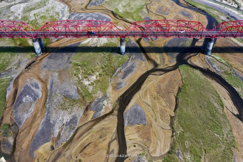 ▲攝影師出動空拍機，從高空拍下西螺大橋濁水溪的乾枯景象，十分震撼。（圖／黃一盛授權提供）