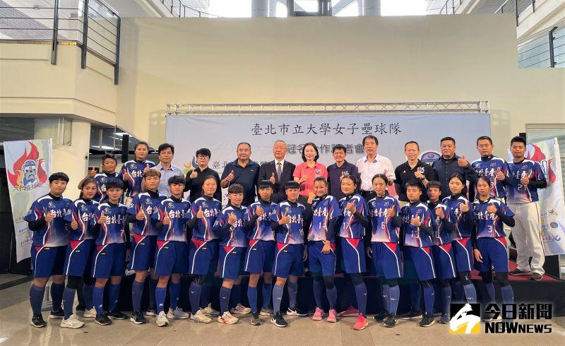 ▲臺北市立大學女壘隊今(22)日舉行冠名記者會,將組成「臺北臺產女子壘球隊」出戰2021企業女子壘球聯賽。(圖/鍾東穎攝