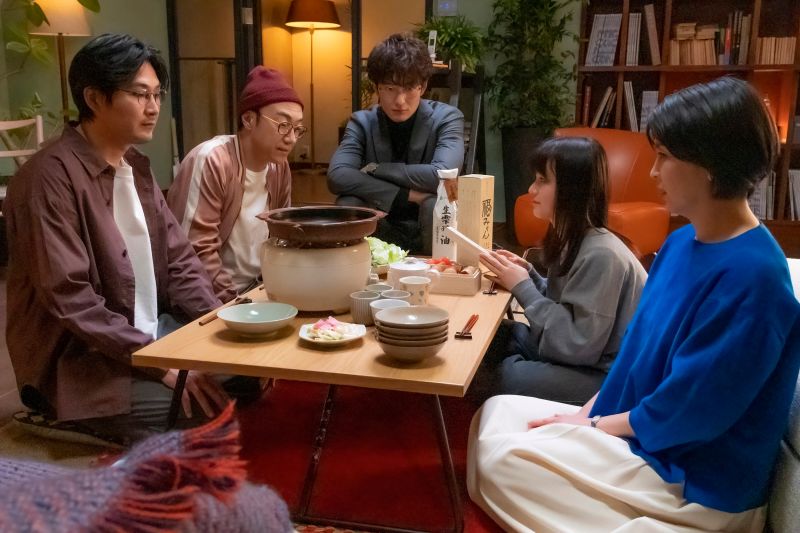 ▲松隆子(右起)和女兒豐嶋花、前夫岡田將生、角田晃廣、松田龍平共進晚餐。(圖/friDay影音)