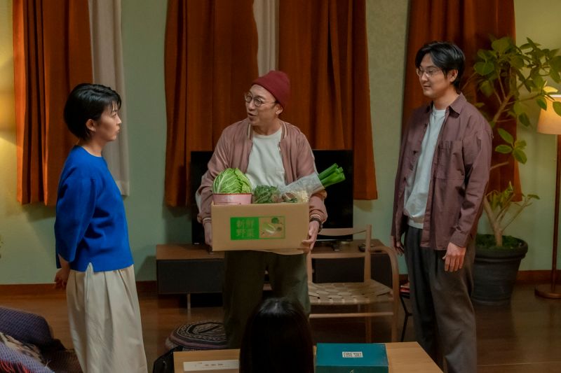 ▲劇中,松隆子(左起)和前夫角田晃廣、松田龍平共進晚餐。(圖/friDay影音)