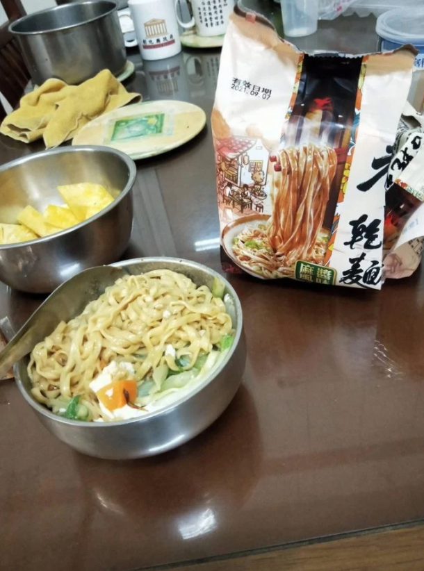 ▲一名女網友在《Dcard》上以「台灣最好吃的乾麵」為題發文，表示自己認為最好吃的乾麵品牌是「巷口乾麵」。（圖／翻攝自《Dcard》）