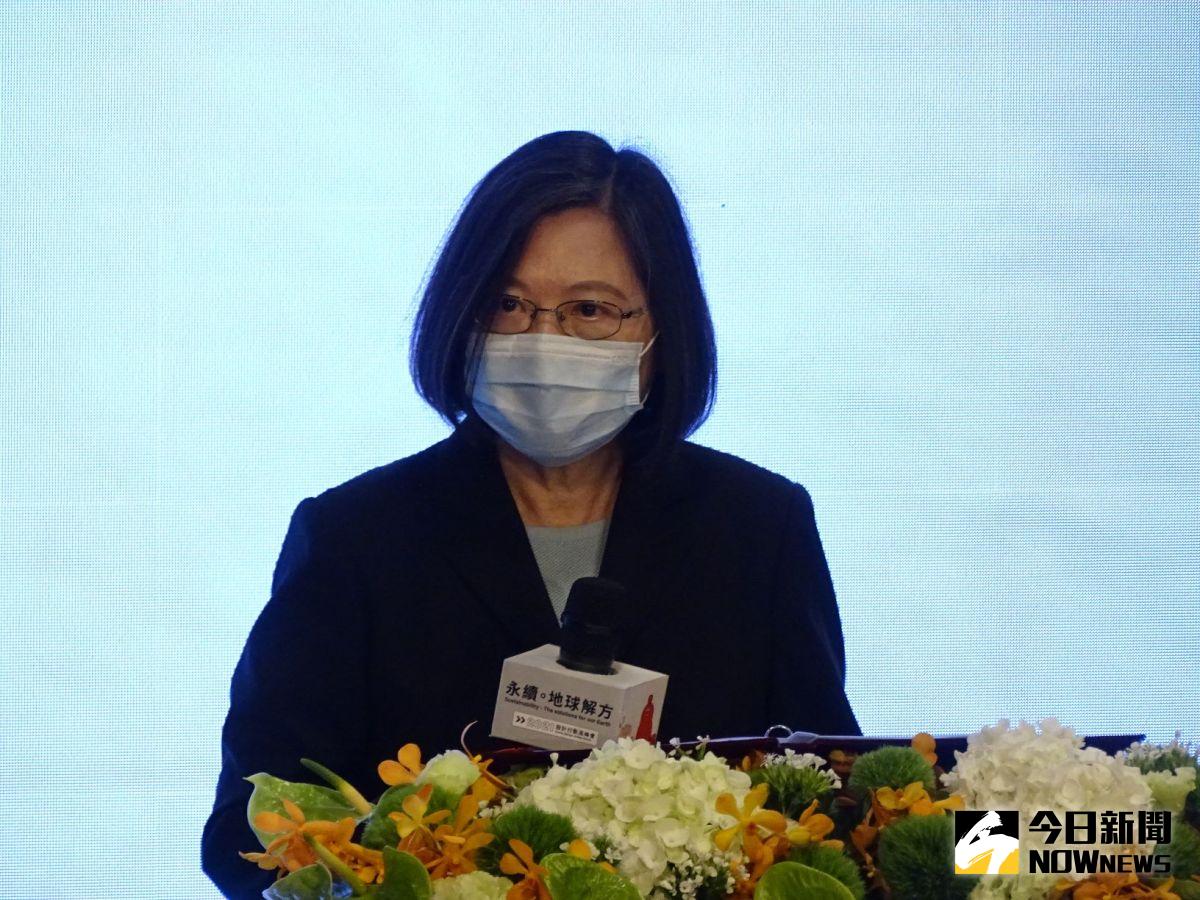 ▲今（5）日總統蔡英文與民進黨秘書長林錫耀在中常會後，在黨中央記者室針對近日民進黨黑道入黨、和中油第三接收站等議題，對外發表談話。（圖／記者呂炯昌攝）