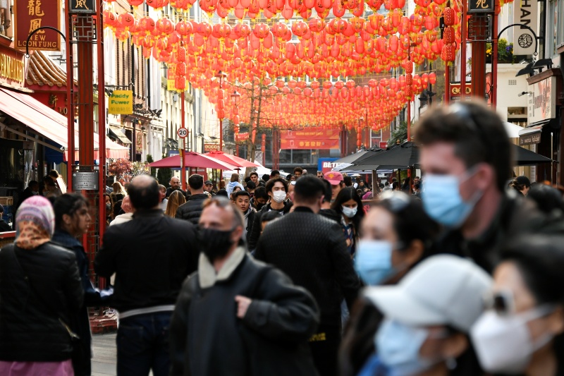 ▲英國宣布，因葡萄牙和以色列等國低染疫率和高接種率、將解除對這些國家的2019冠狀病毒疾病（COVID-19）國際假日旅遊禁令。圖為近日倫敦華人街。（圖／美聯社／達志影像）