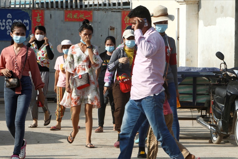 ▲柬埔寨洪森（Hun Sen）簽署命令，午夜起對接壤泰國的8個省分實施封鎖，防止Delta變異株擴散，禁止民眾出門、群聚和做生意，但從事航空業者除外。圖為近日金邊街頭。（圖／美聯社／達志影像）