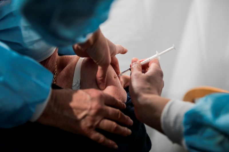 ▲歐盟藥品管理局表示，已開始評估，將美國輝瑞藥廠的2019冠狀病毒疾病（COVID-19）疫苗接種族群擴大至12至15歲青少年，預定在6月公布決定。示意圖。（圖／美聯社／達志影像）