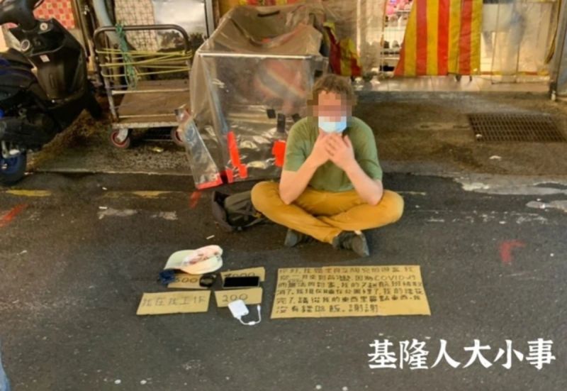 ▲有網友在基隆廟口目擊一名外籍男子在地上擺攤。(圖/翻攝基隆人大小事臉書社團)