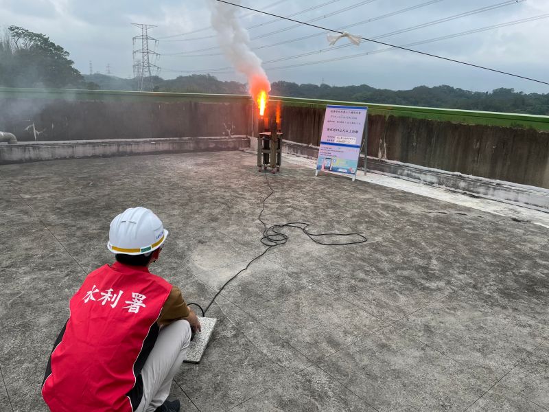 ▲鄭文燦表示,石門水庫集水區造雨計畫至今已進行3、40次,雖然今天早上有降雨,「期盼這個雨要下在集水區才有用」。(圖/北水局提供)