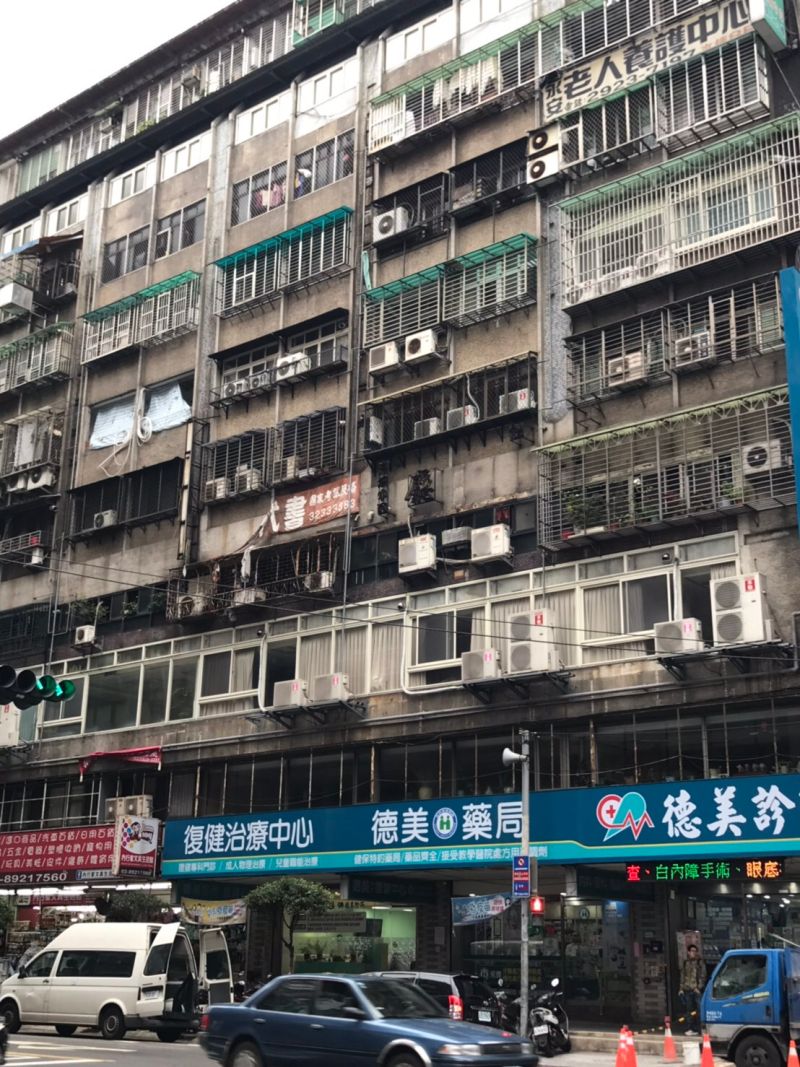 ▲羅文崇說,直接將冷氣室外機架設於雨遮上也是常見的做法,到底雨遮可承受多少的重量,及冷氣的台數、大小等等也沒有明確的規範。(圖/新北市議員羅文崇提供)