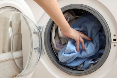 ▲網友們紛紛一面倒認為「勾到打結」和「鬆掉不見」是洗衣服要用洗衣袋的2大關鍵。（圖／NOWnews資料照） 