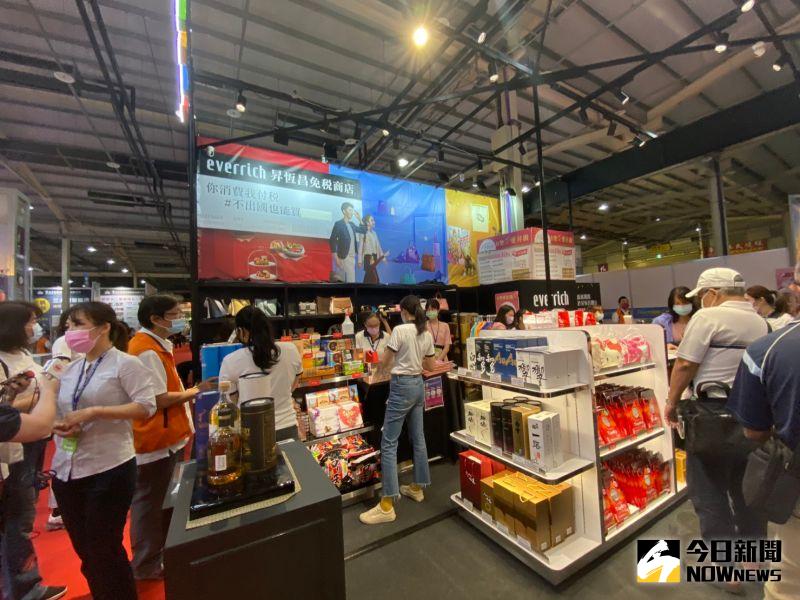 ▲台中國際旅展邀昇恆昌助陣,方便不出國也能暢買免稅商品,體驗偽出國樂趣。(圖/記者金武鳳攝,2021.4.23)
