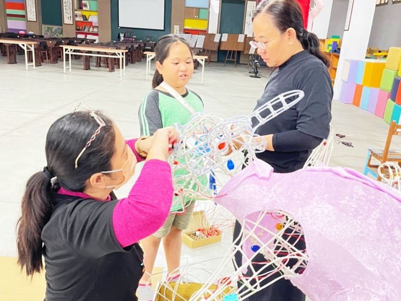 ▲大東國小師生及家長自去年8月即著手進行設計製作。(圖/高市府教育局提供)