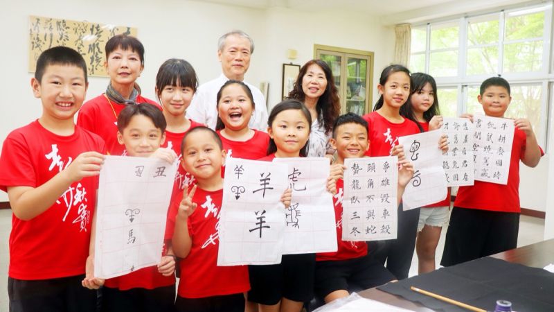 ▲學校每週一堂書法課,讓大東國小許多學生都愛上寫毛筆。(圖/高市府教育局提供)