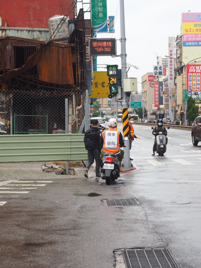 ▲台南市政府利用智慧科技即時顯示違規車輛車號,達到警告違規用路人的目的。(圖/台南市政府提供)