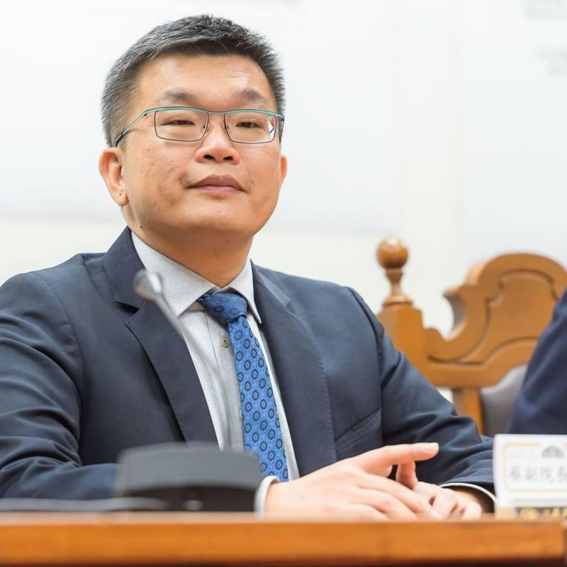 ▲蔡其昌看到林昶佐帥照,急著問他去哪霧眉的(圖/翻攝蔡其昌臉書)
