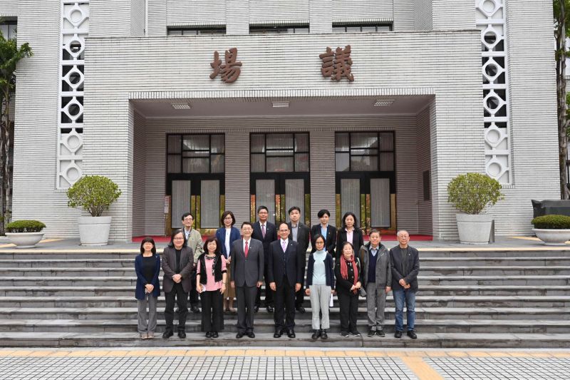 ▲立法院長游錫堃與小組成員在議場門口合影(圖/立法院提供)