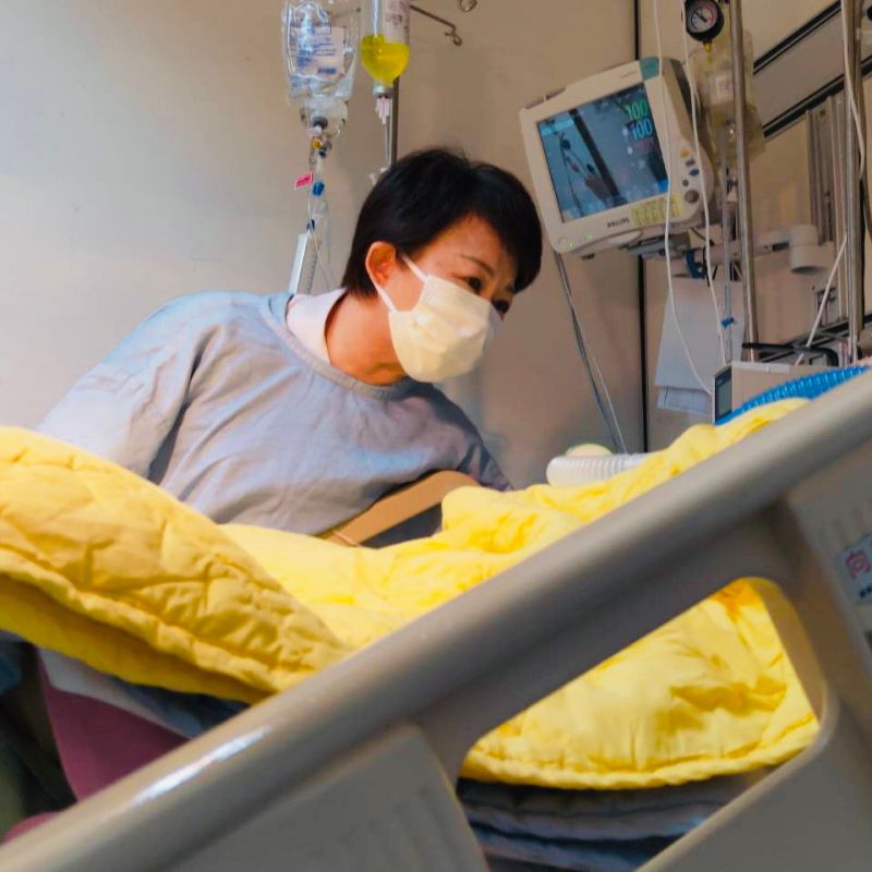 ▲台中市長盧秀燕探視柔道受傷男童,伏身耳畔輕聲鼓勵「加油」。(圖/市府提供)